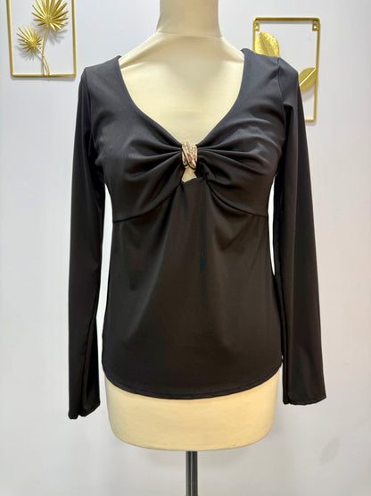 Top noir avec bijou