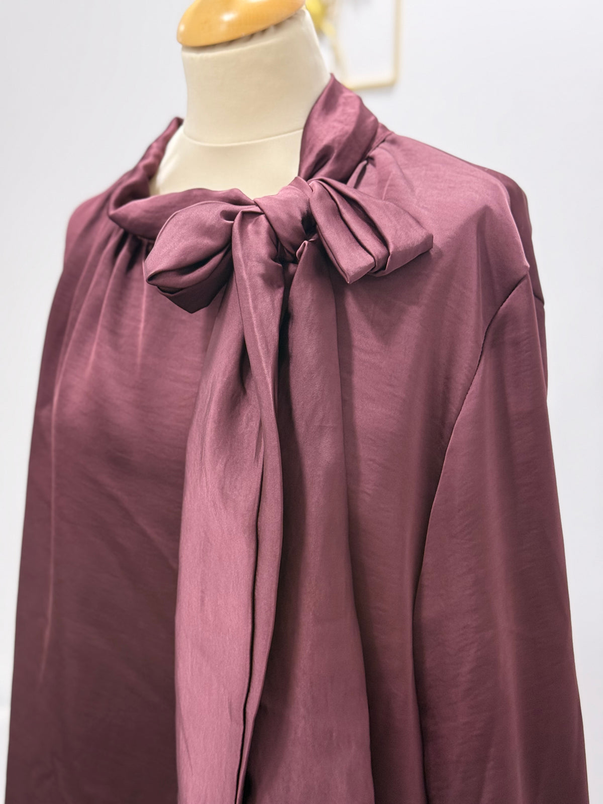 Blouse satinée à lavallière